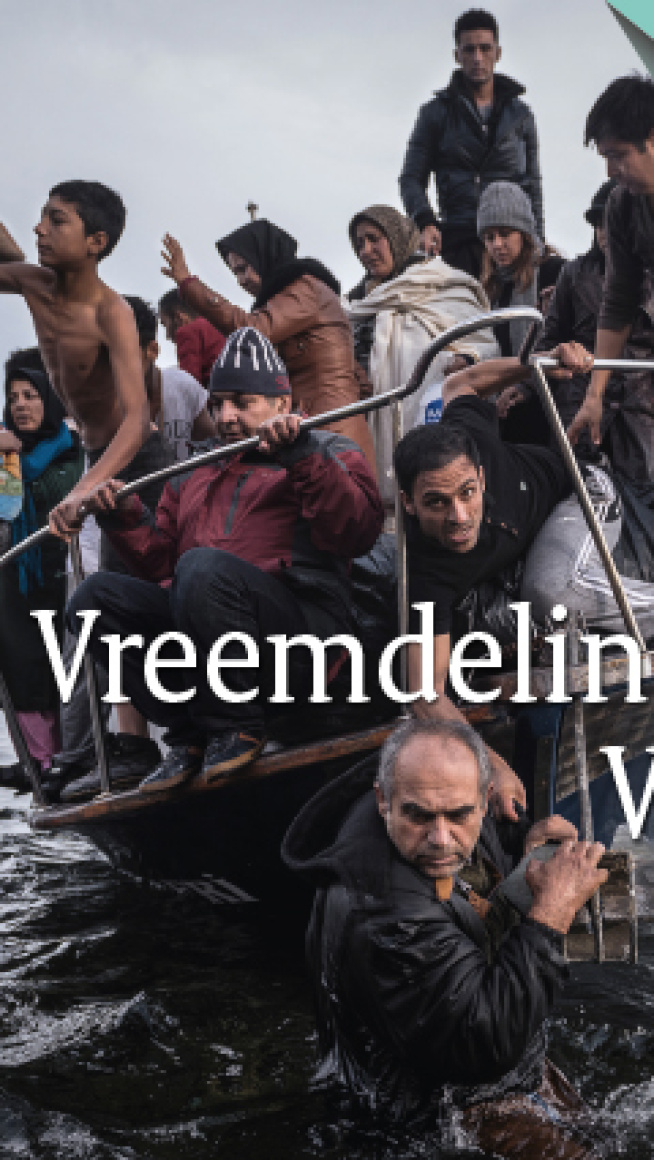 mensen stappen van een vluchtelingenboot af