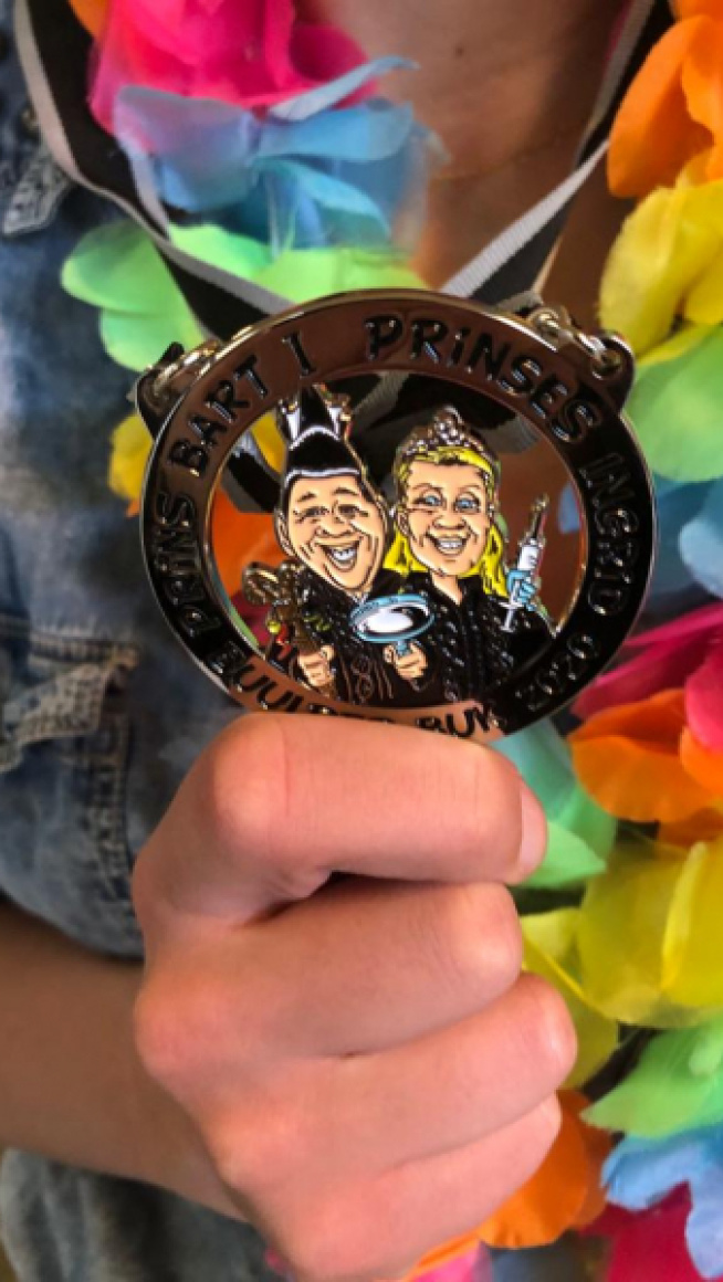 Prins Carnaval op bezoek op het azc in Budel, met medailles voor de asielkinderen