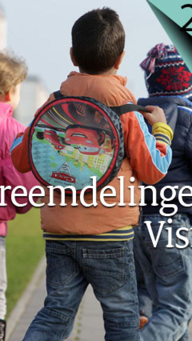 De cover van de VreemdelingenVisie van februari 2020 met asielkinderen onderweg naar school