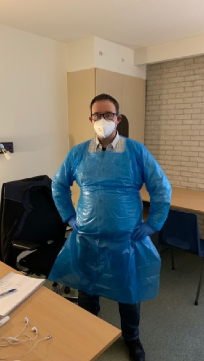Adjunct locatiemanager Joep Abbing in beschermende kleding