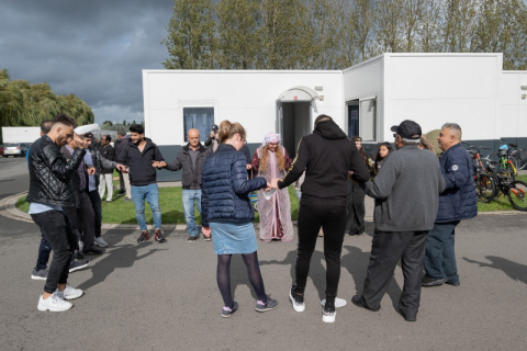 Bezoekers op azc tijdens open dag