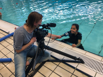 vrouw fotografeert in zwembad