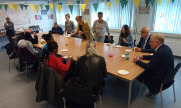 mensen zitten aan een lange tafel