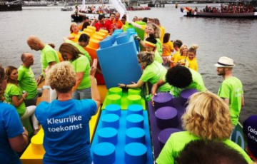 Mensen houden legoblokjes vast op boot