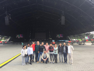 groep poseert voor tent op Lowlands