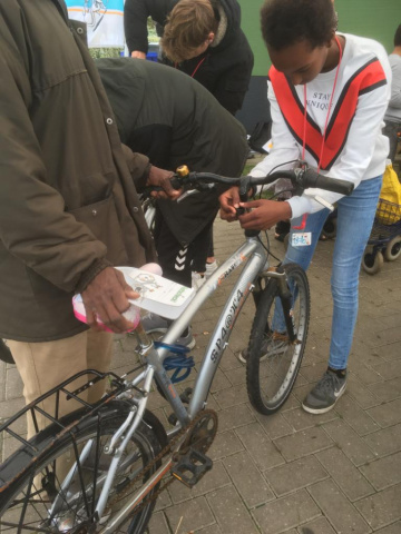 Jongen controleert zijn fietsverlichting