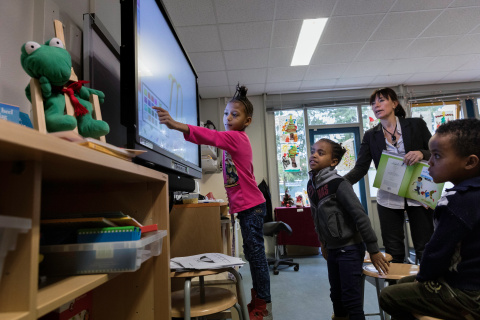 Asielzoekerskinderen bij het digibord op school