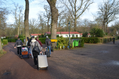 mannen met rolkoffers