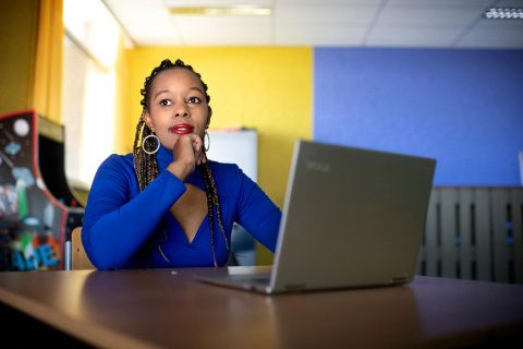 Mary Wanjiku Gichuhi achter haar laptop in azc Echt