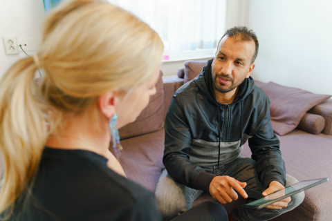 COA woonbegeleider in gespek met asielzoeker