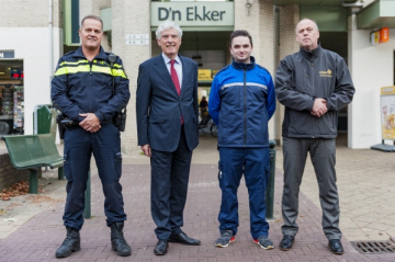 Burgemeester Henri de Wijkerslooth geflankeerd door BOA, politie en COA