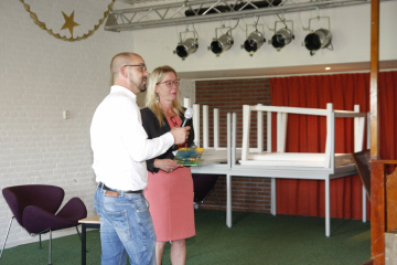 man en vrouw spreken in de microfoon