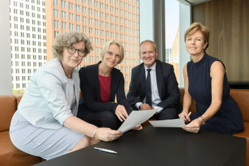 3 vrouwen poseren met 1 man