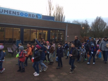 kinderen lopen naar school