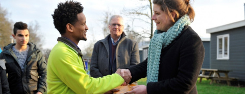 vrouw geeft man een habd