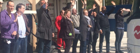 Mensen zwaaien naar een bus