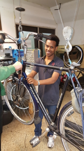 jongen werkt aan een fiets