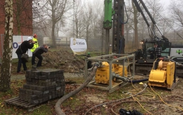 paal wordt in de grond geslagen