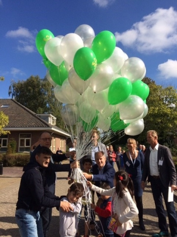 groepje mensen houden een ballon vast