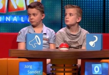 2 kinderen doen mee aan een programma