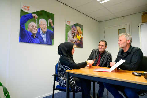 Alex Groen van VluchtelingenWerk in gesprek met asielzoekers