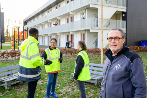 Huismeester Berry Witteveen begeleidt bewoners bij vrijwilligerswerk op locatie