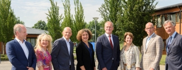 mensen poseren op een rij