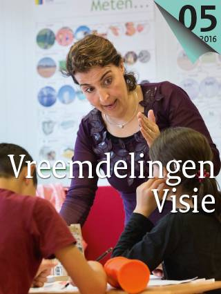 vrouw geeft uitleg aan een aantal leerlingen