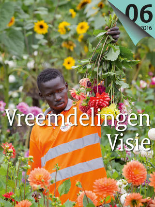 een man houdt een bos bloemen vast