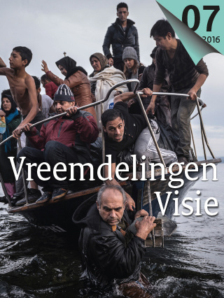 mensen stappen van een vluchtelingenboot af