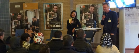 man en vrouw op podium