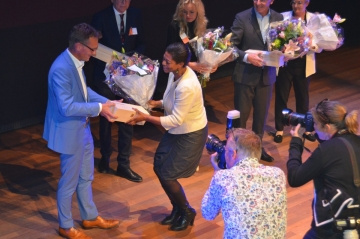 man krijgt houten kistje van een vrouw