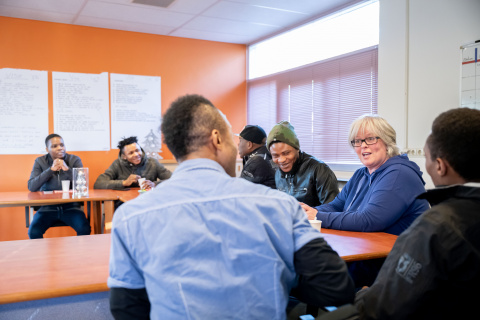 Casemanager Alie Vos in gesprek met LHBTI's