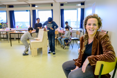 Programmabegeleider Carine Havenaar en kinderen in het azc