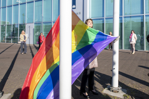 Bahia Tahzib-Lie hangt de Regenboogvlag op bij de Rijnstraat in Den Haag