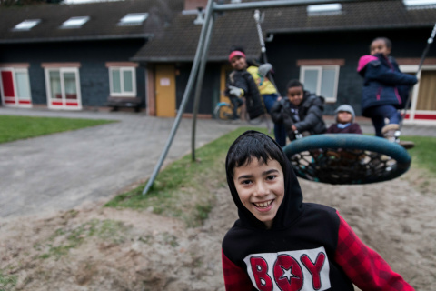 Kinderen spelen buiten in het azc