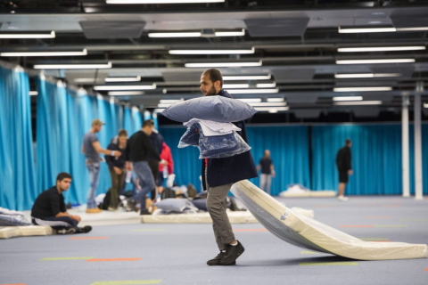 Vluchteling sleept met een matras in Jaarbeurs Utrecht