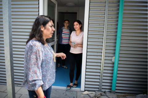 Statushouder Sozdar Khalaf in gesprek met bewoners van het azc