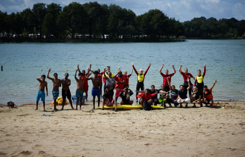 Bewoners van het azc in Winterswijk leren in de praktijk over de gevaren van het zwemmen in open water
