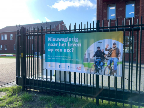 Spandoek over de alternatieve OPpn azc dag op het toegangshek van locatie Ter Apel