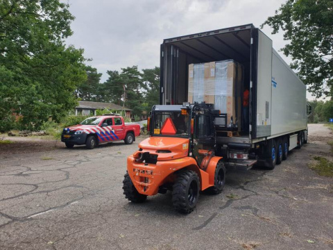 Een container met spullen voor Litouwe staat klaar voor verzending