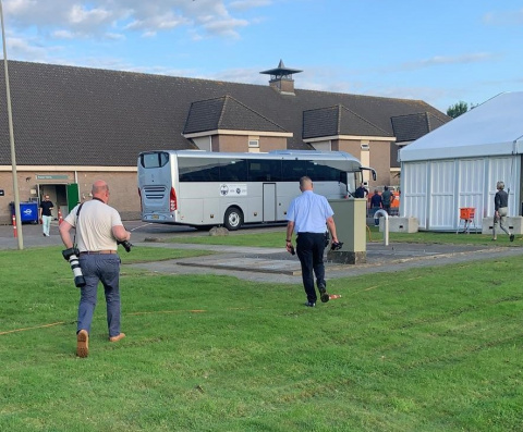 de eerste bus met evacuees uit Afghanistan