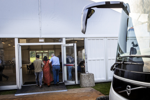 Bus met Afghaanse evacués arriveert bij noodopvang Zoutkamp