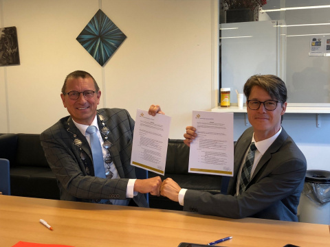 Ondertekening verlenging Hardenberg met burgemeester Offinga en bestuurslid Joeri Kapteijns