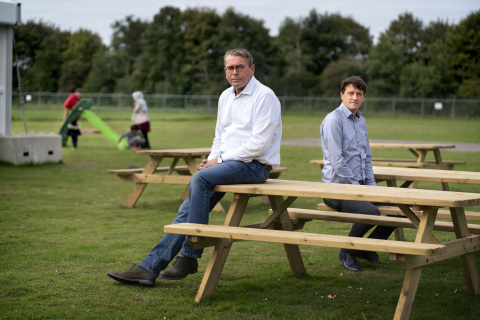 Van Iperen en Van Pijkeren buiten aan picknicktafel in Zoutkamp  