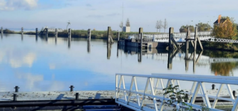 Het water in middelharnis waar  een boot voor asielopvang wordt beoogd