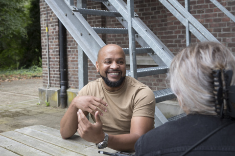 Abu Hamdan in gesprek met een bewoner