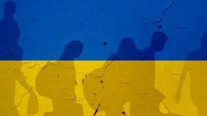 Mensen onderweg tegen een achtergrond van de vlag van Oekraïne
