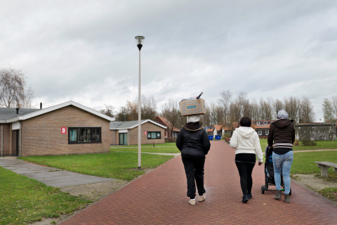 3 mensen wandelen in opvanglocatie