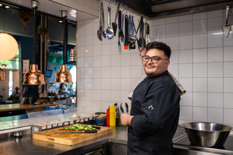 Hossein werkt in de keuken van A Beautiful Mess